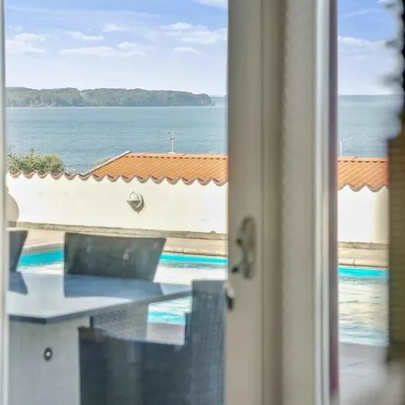 With Pool And Panoramic View Of The Sea بيت للعطل